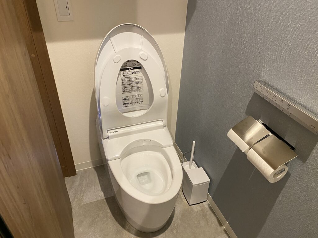ちょっと待った！トイレの自動洗浄・自動開閉のデメリット | 気密断熱の主
